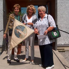 D'anciennes présidentes de l'ADF-SVF tiennent le drapeau: De gauche Simone Chapuis, Christiane Langenberger et Jessica Kehl (re) 