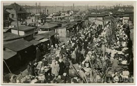 Black and white photo of farmers and their carts at a market in Riga in the early 20th century