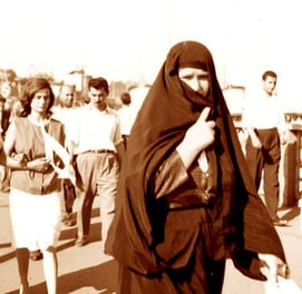 westlich und traditionell gekleidete Frauen