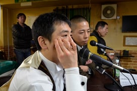 実況席から実況中に、解説者の2人のプロを撮りました。左：梅田プロ、右：鈴木プロ