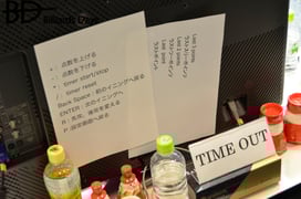 TVモニターの裏に貼ってあったレフェリー用のあんちょこ。右側の紙に「Last 3 points」とか書かれてます