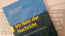 Buch auf Keyboard