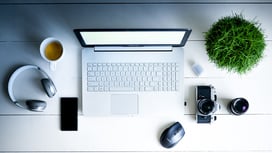 Laptop, Kopfhörer und Kamera