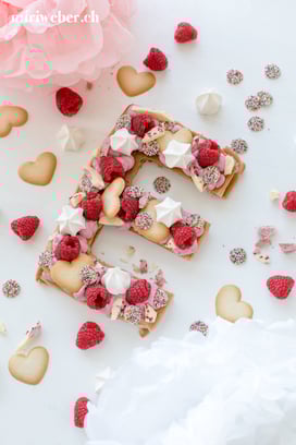 number cake, letter cake, alphabet cake, buchstaben kuchen, zahlen kuchen, trendtorte 2018, gesundes rezept, foodstyling schweiz, schweizer foodblog 