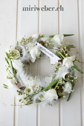 DIY Blumenkranz, Frühlingsfloristik, Blumenkranz selber machen, Osterdekoration, Osterkranz, DIY Schweiz, Blog Schweiz, DIY Blog, Blog Schweiz 
