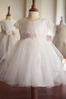 Robe cérémonie bébé mariage ou baptême en dentelle italienne et tulle blanc. Ceinture rose poudrée. Magasin vêtements de baptême Paris, Ile de France, France. Envoi dans toute la France. 