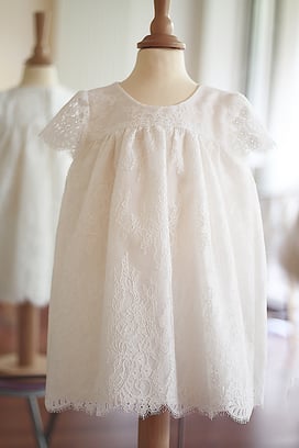 Robe baptême bébé fille en soie et dentelle de Chantilly. Fait-main à Neuilly-sur-Seine. Envois dans toute la France. Magasin baptême Paris, Ile de France.