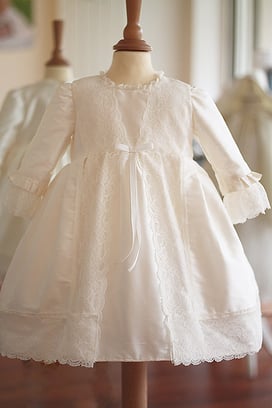 Robe baptême bébé fille Clémence en soie et dentelle italienne. Fait-main dans l'atelier Fil de Légende à Neuilly-sur-Seine. Envois dans toute la France. Magasin baptême Paris, Ile de France.