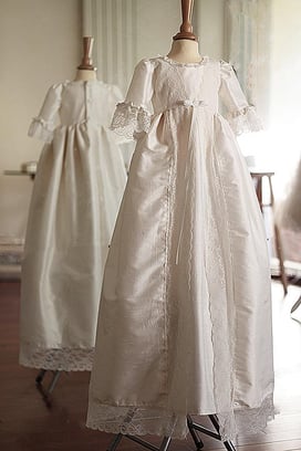Robe de baptême bébé fille longue soie et dentelle Clémence. Fait-main en France. Atelier Fil de Légende à Neuilly-sur-Seine. Envois dans toute la France. Magasin baptême Paris, Ile de France.