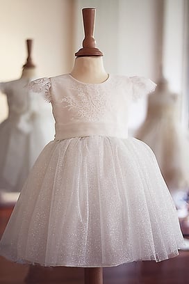 Robe baptême bébé fille en dentelle italienne et tulle pailleté. Fait-main dans l'atelier Fil de Légende à Neuilly-sur-Seine. Envois dans toute la France. Magasin baptême Paris, Ile de France.