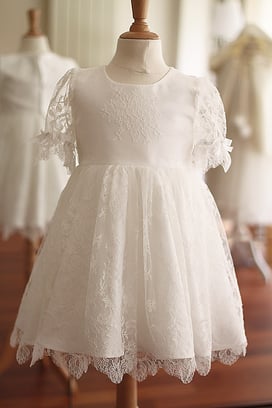 Robe baptême bébé fille dentelle fine de Chantilly manches courtes dentelle. Modèle robe  de baptême Anna, Fil de Légende. Magasin vêtements baptême Paris, Fil de Légende.