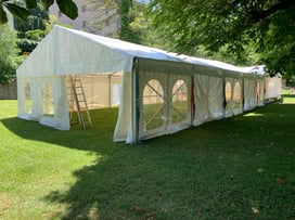 Aufbau fürs Fischessen 2022 der Fischerzunft Laufenburg in der Badstube in Laufenburg AG. (Foto PC)