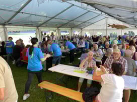 Aufbau fürs Fischessen 2022 der Fischerzunft Laufenburg in der Badstube in Laufenburg AG. (Foto PC)