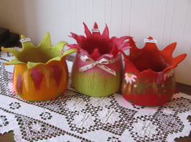 von li.: Narzissenfest, Seerose, Er liebt mich...