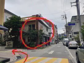 ⑩少し進んで１つ目の曲がり角で左に曲がります