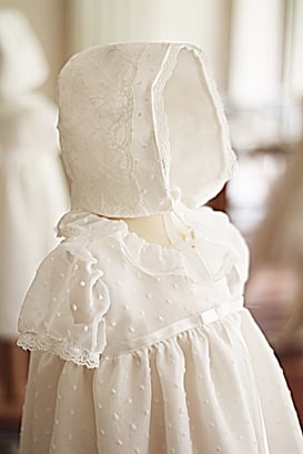 Bonnet baptême, béguin baptême voile plumetis et dentelle bébé fille Alicia. Fait-main France. Atelier Fil de Légende à Neuilly-sur-Seine. Envois dans toute la France. Magasin vêtements baptême Paris, Ile de France.