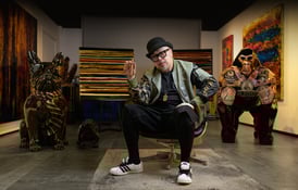 Portret van kunstenaar James Chiew uit Rotterdam in zijn atelier omringd door zijn kunst.