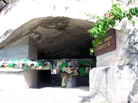 海岸に面する崖に大砲が設置されている