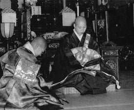 Cérémonie d’ordination de Seigyoku Takatsukasa / "The Mainichi Graphic, 13 April 1955", commons.wikimedia.org