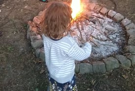 Faire griller des chamallows sur un feu de camp