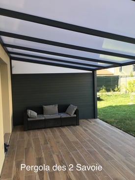 installation d'une pergola des 2 Savoie en aluminium de couleur noir