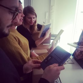 Wie sagte mal jemand? "Buchleute packen Bücher irgendwie anders aus als andere Kinder". Das Podium-Team beim Unboxing.