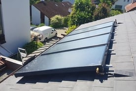Solarthermie Aufdach Anlage von bern.solar - Alurahmenkollektoren