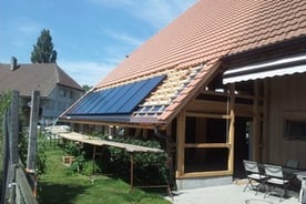 Solarthermie Aufdach Anlage von bern.solar - Alurahmenkollektoren