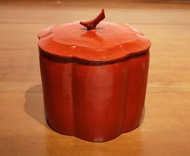 朱漆花形水指　松崎融　山の上ギャラリー