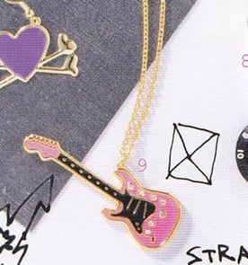 ピンクギターのネックレス