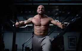 Fitness portet van bodybuilder tijdens een workout in Vintage Gym Best door Jordy Leenders uit Eindhoven..