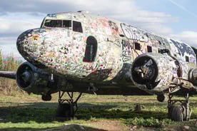 eine alte, abgestellten Douglas C-47 mit dem Wohnmobil in Kroatien