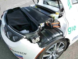 Optimierte Stromspeicher Batterien Foto US Amerikanisches Elektroauto der Handelsmarke Tesla Foto Solarstrom Simon