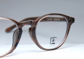 歩の新作フレームL-1021のご紹介です。 ボストンタイプのフレームを歩のLシリーズで仕上げました。ブリッジ部分にはクラシックな印象を色濃く出すキーホールブリッジを採用。Lシリーズ独特の薄く、品のある雰囲気とのバランスが非常に魅力的な一枚です。