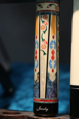 ジャコビーキュー。インレイ材としてバールウッド、様々な人造石、パーロイドなどが使われている