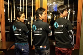 チームDCOM、お揃いのシャツです。中央がリーダーの中村選手