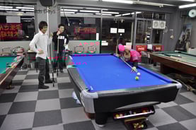 左から隼斗プロ、お店のお客さん、梅木プロ。空クッションゲームで遊んでる風な絵です