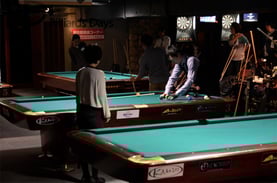 参加者向けアトラクションの一環として、1先のチャレンジマッチをやった「カーリー」こと赤狩山幸男プロ（ラックを組んでる人物）。47人と撞いたそうです