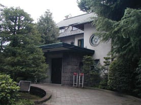 門をこぐって奥へ奥へと入ったところに旧細川侯爵家の洋館のお屋敷がありました。