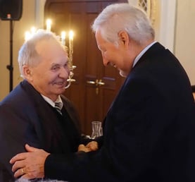 Der Präsident des Kanuverbandes Aumayr gratuliert Wolfram Steinwendtner (re.)