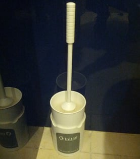 Klobürste desinfizieren