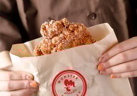 袋に入った大きなフライドチキン