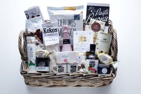 Geschenkkörbe mit schweizer Spezialitäten, italienischen Spezialitäten