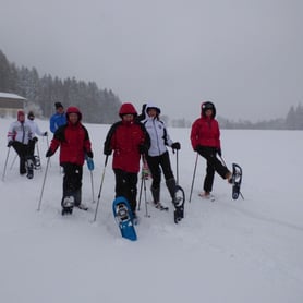 4 Personen bei einer geführten Schneeschuhwanderung in Bodenmais