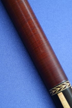 タイガー社製の革紐が巻かれたキュー