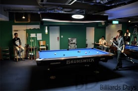 まるでTVテーブのような花台。撞いているのが土方隼斗プロ（JPBA）