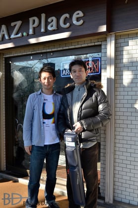 店主の池西さん（左）&鈴木プロ（右）　まぶしい場所で撮ってすみません……