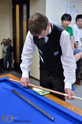 マイキューの重さを量るT・ブロムダール