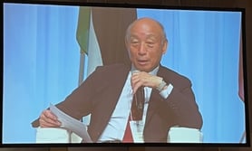 【講演する青山委員長】