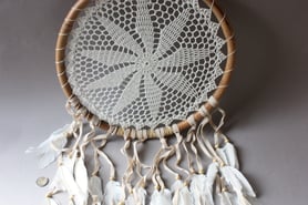 Deko überwiegend aus vergangenen Jahrzehnten für ein gemütliches Zuhause, kleine Tische, Blumenhocker, Traumfänger, Wanddeko, Kerzenständer, Schälchen, Aschenbecher 